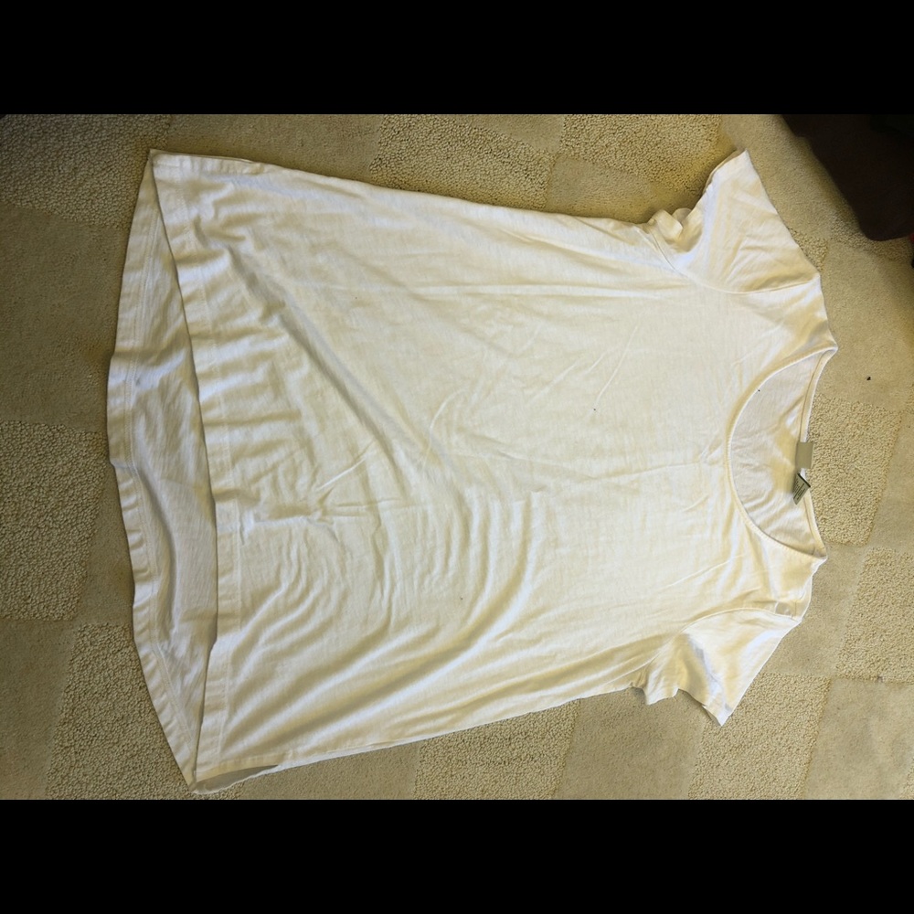 4/$20. Lucy & Laurel White T-Shirt. Large